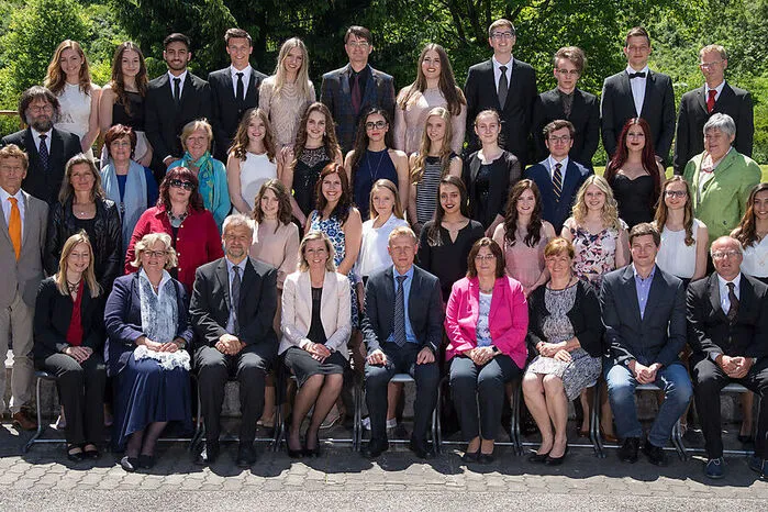 Maturantinnen und Maturanten der 8. A-Klasse:Mit ausgezeichnetem Erfolg maturiert haben Mirna Ban, Alexander Ecker, Angela Johanna Franziska Gmeinbauer, Anesa Kuc, Paul Preiner, Cindy Resch, Anna Situm.Einen guten Erfolg haben Nora Baumhauer, Michael Gößlbauer, Lena Grabner, Tim Florian Grassegger, Belma Hurem, Erini Kalta, Hannah Katharina Lilek, Jasmin Pfeifer.Bestanden haben Julian Basta, Laila El Shafie, Julian Werner Fürst, Vivian Girgis, Selina Mauz, Katarina Pranjkovic, Birgit Sommerauer, Nina Unger, Anna Zechner.