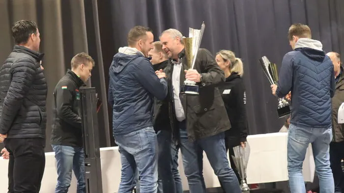 Der Wolfsberger Bürgermeister Hannes Primus übergab mit Stolz dem Lavanttaler Copiloten Gerald Winter des Siegerteams Wagner/Winter die Siegestrophäe. 