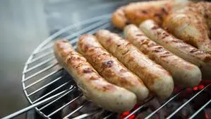 Sujetbild: Ein Paar Grillwürste soll ein Oststeirer gestohlen haben