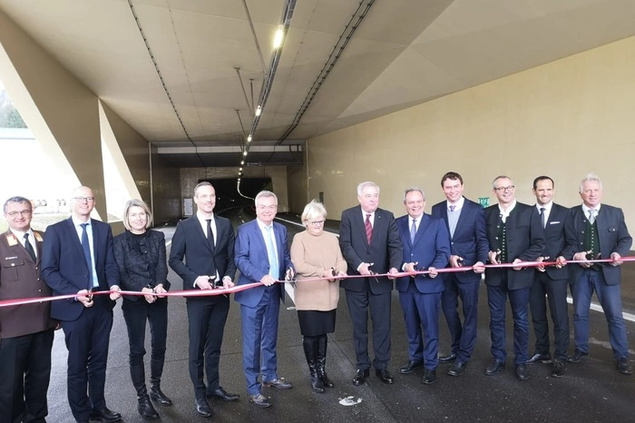 Tunnelpatin Ingrid Voves, LH Hermann Schützenhöfer, LH-Vize Anton Lang, die örtlichen Bürgermeister und Asfinag-Vorstände bei der Eröffnungsfeier