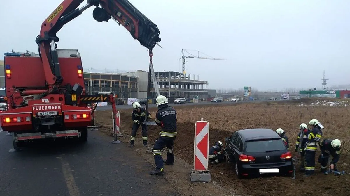 Die Feuerwehr musste den verunfallten Pkw in St. Margarethen an der Raab aus dem Graben bergen