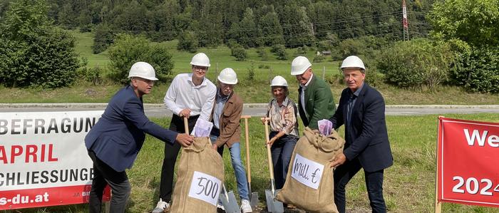 Opposition und „Biss“ bei einem  „Spatenstich eines Millionen-Grabs“ am Standort des geplanten Leitspitals in Stainach-Pürgg