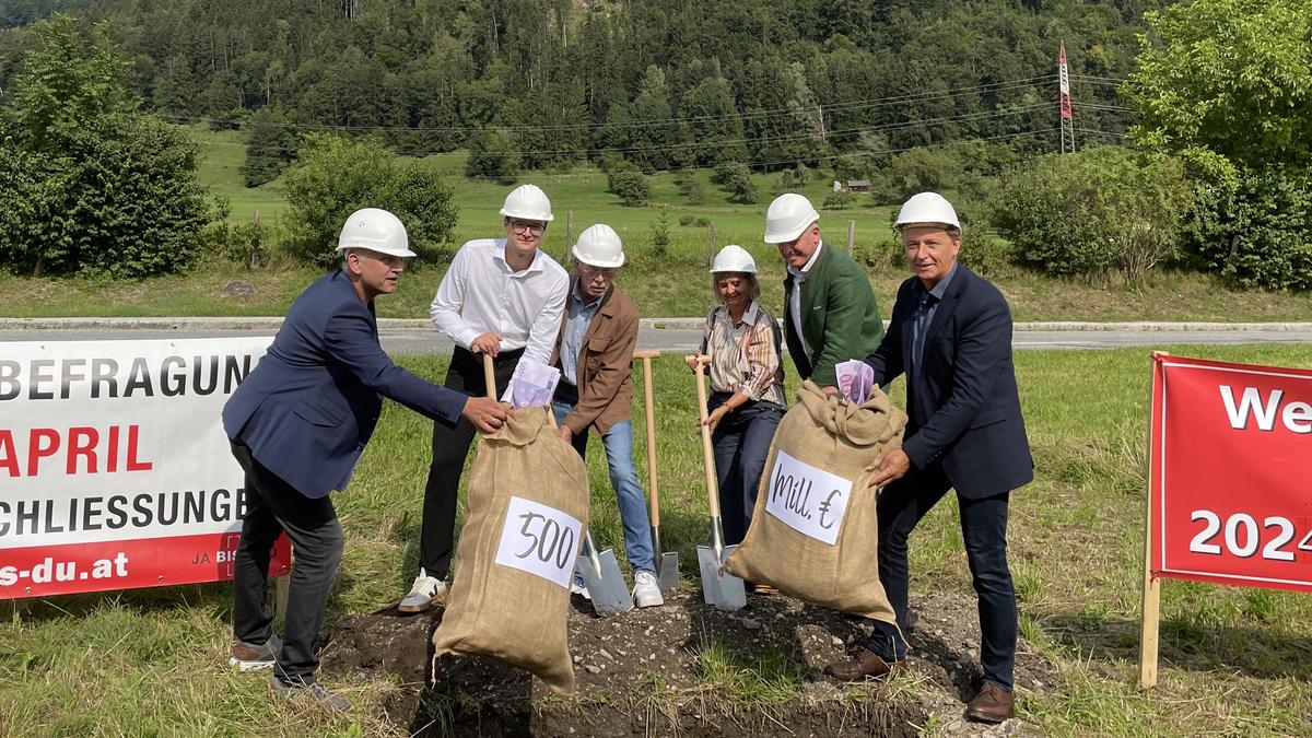 Opposition und „Biss“ bei einem  „Spatenstich eines Millionen-Grabs“ am Standort des geplanten Leitspitals in Stainach-Pürgg