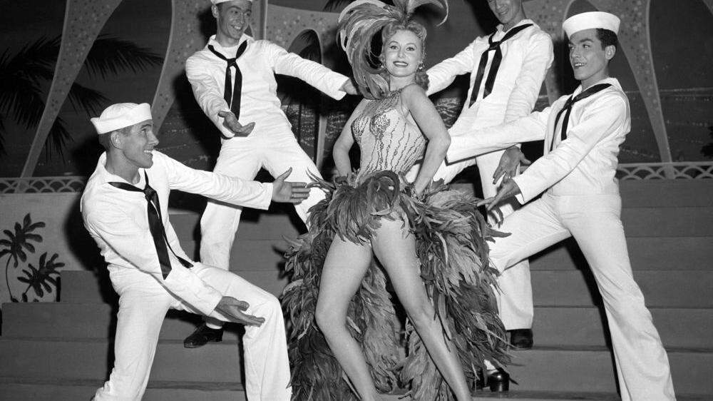 Rhonda Fleming als Tänzerin in einer Las vegas-Show