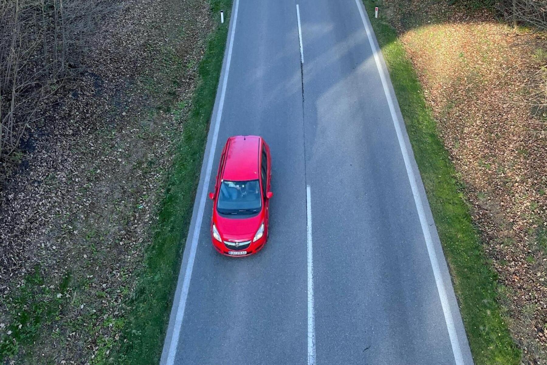 Alkoholisiert: Eingeklemmte 22-Jährige musste aus Auto befre