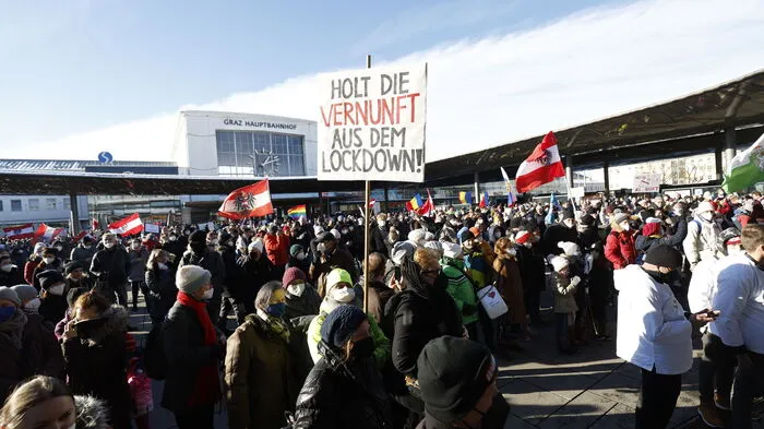 Die Covidmaßnahmengegner versammelten sich vor dem Hauptbahnhof.