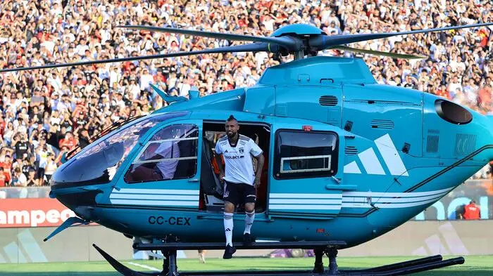 Arturo Vidal ist nach 17 Jahren wieder bei seinem Heimatverein Colo Colo. Eingeflogen mit einem Hubschrauber. . .