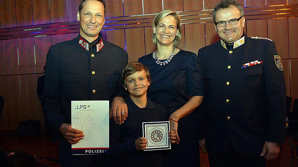 Der Polizist der Jahres 2015: Reinhold Wiedergut mit Gattin Barbara, Sohn David und seinem Kommandanten Hannes Hohenberger