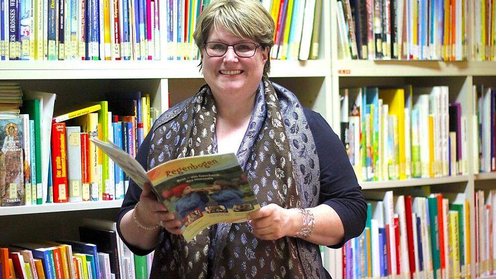 Der „Regenbogen“ soll Religionslehrerinnen im Unterricht helfen, wünscht sich Chefredakteurin Carmen Stürzenbecher