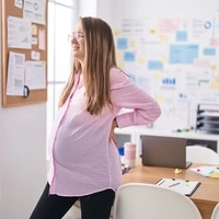Rückenschmerzen kennen viele schwangere Frauen. Aber auch die Augen können durch die Hormonumstellung beeinträchtigt werden