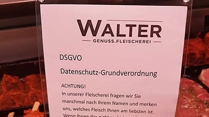 Das Schild des Fleischhauers sorgt für Lacher im Netz. 