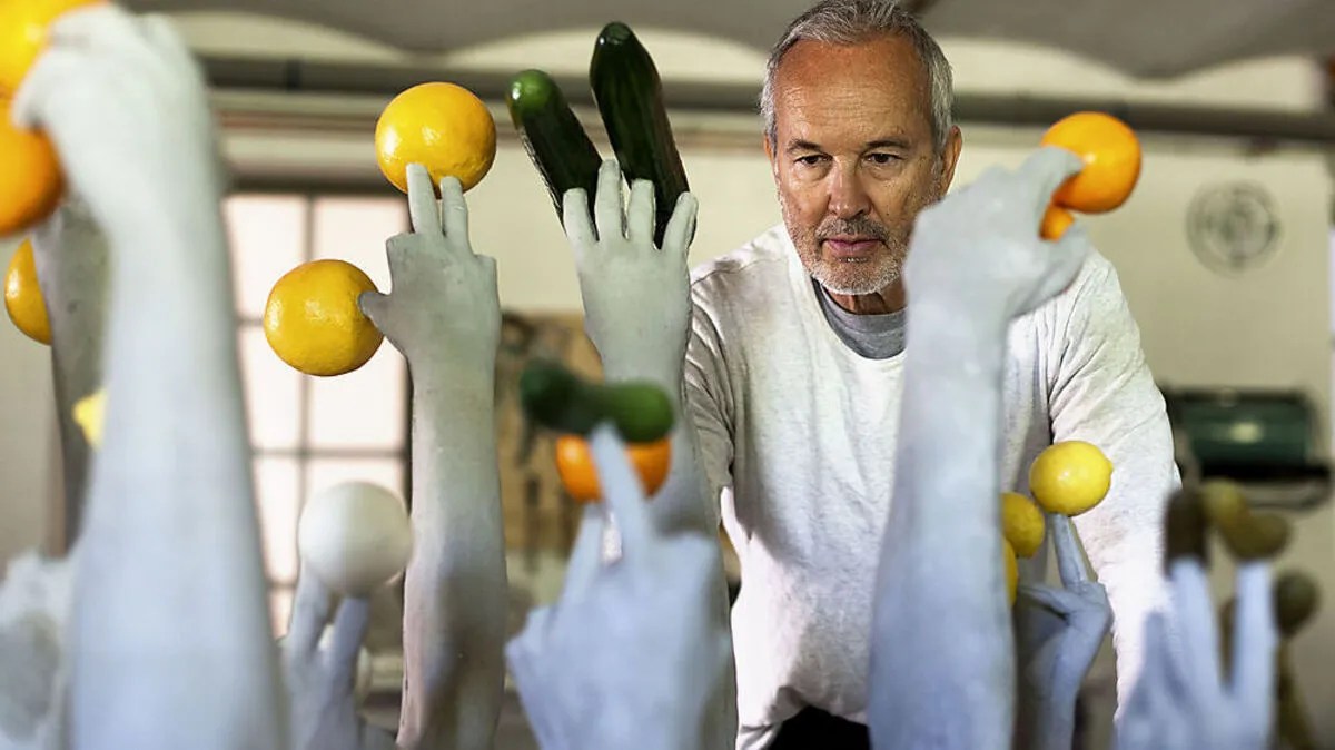 Erwin Wurm stellt derzeit in Hartberg aus