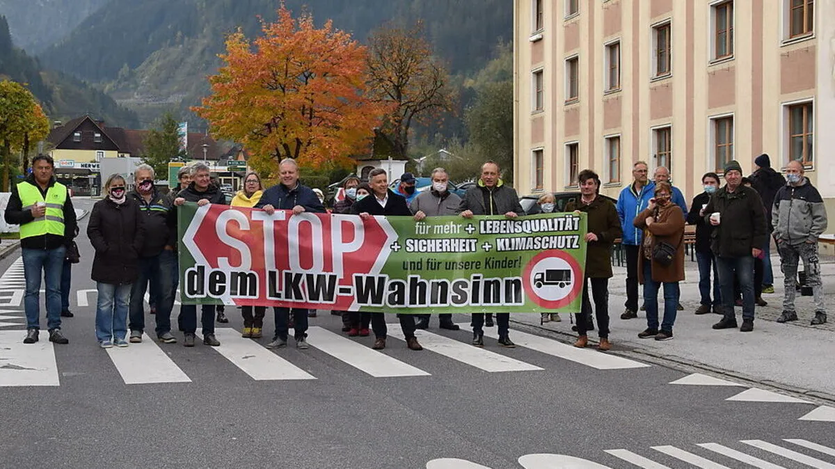 „Stopp dem Lkw-Wahnsinn“ lautet die Forderung 