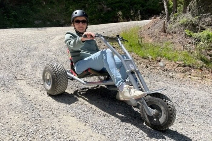 Runter geht es – von der Berg- bis zur Mittelstation – mit dem Mountain Cart