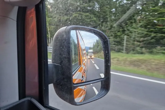 Bei der Kontrollfahrt stieß man auch auf einen Lkw, der im Baustellenbereich hängen geblieben war und durch den gesperrten Autobahnabschnitt eskortiert werden musste.