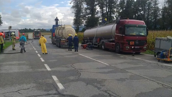Polizei und Feuerwehr rückten am Montag in die Josef-Sablatnig-Straße in Klagenfurt aus. Ein Sattelschlepper hatte Salzsäure verloren.