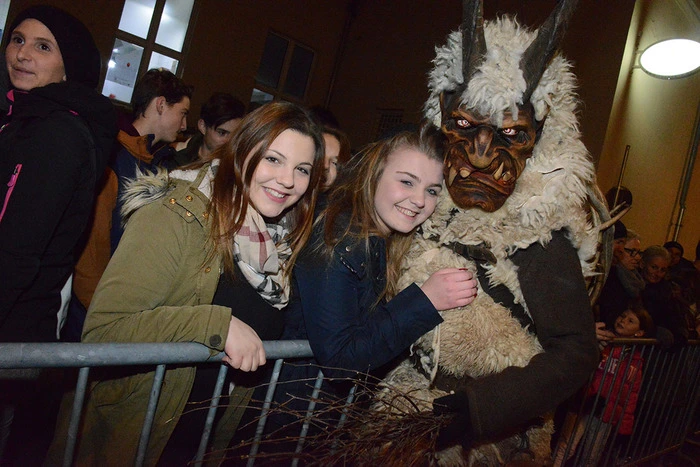Nina Fugger und Selina Lagger mit einen Krampus