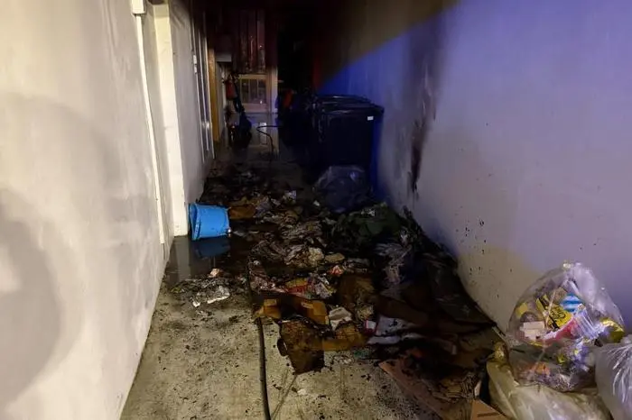 Aus noch ungeklärter Ursache war Müll in Brand geraten