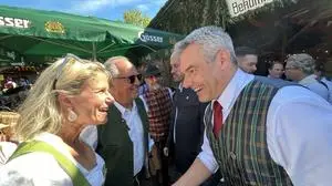 Kanzler Nehammer mit VP-Bundesrätin Isabella Kaltenegger und Günter Dörflinger im Hintergrund