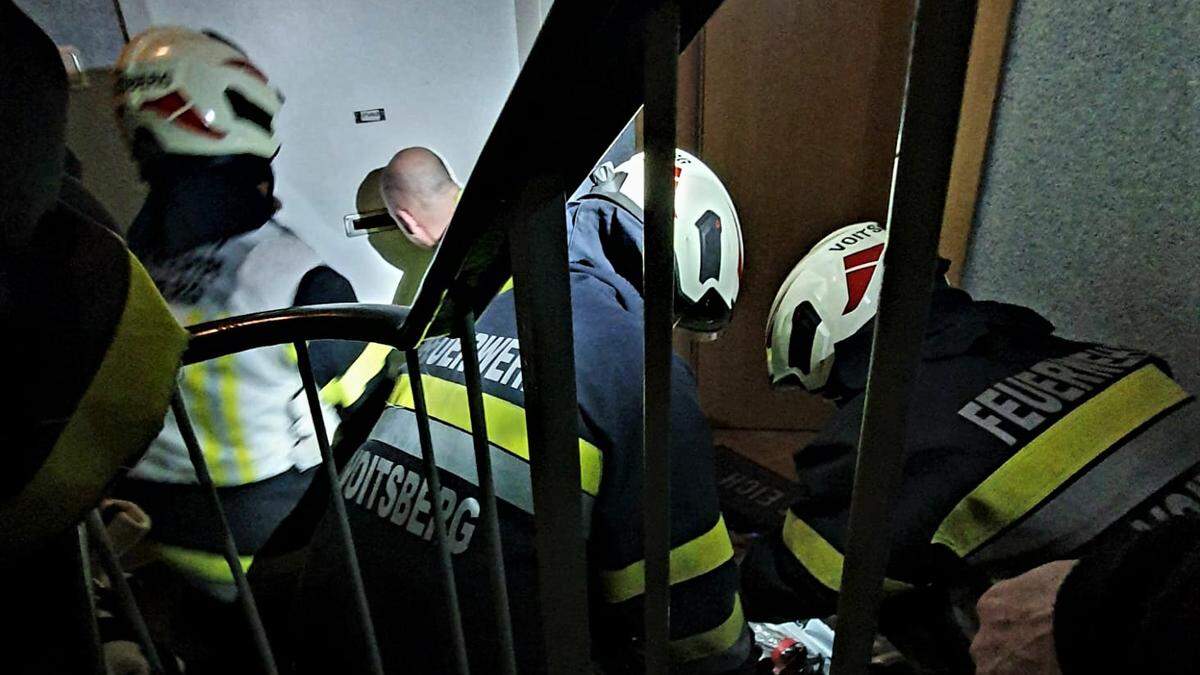 Die FF Voitsberg konnte sich Zutritt zu der verrauchten Wohnung verschaffen