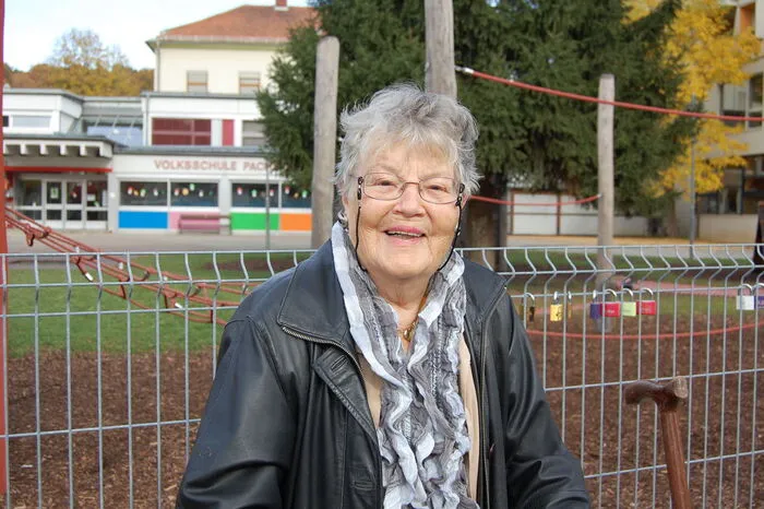 Christl Payer, Penionistin: „Ich bin die Mutter vom Alt-Bürgermeister und bringe als ehemalige Lehrerin heute Asylanten Deutsch bei. Ich finde es generell ungeschickt, das eigene Nest ständig zu beschmutzen und immer nur von den Schulden zu reden. Wir haben auch viele Errungenschaften, da bringt es jetzt nichts, alles zu Tode zu sparen. Das macht uns nur kaputt. Die Jugend zum Beispiel braucht die Eishalle unbedingt.“
