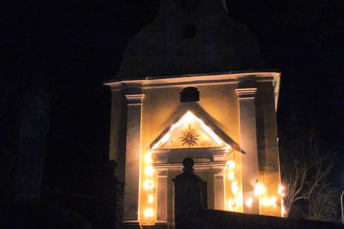 Jedes Jahr wieder erbaulich, die stilechte und einfache, aber ungemein wirkungsvolle Beleuchtung der Kapelle in Waldenstein.