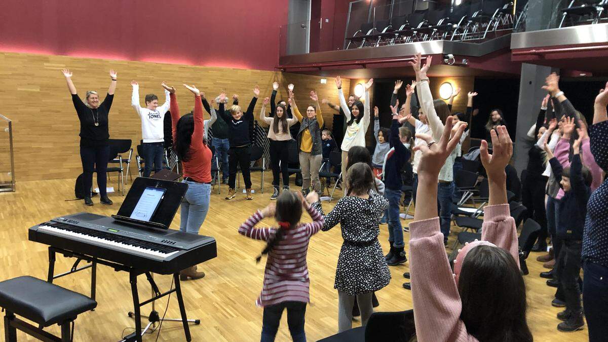 Beim Generationenworkshop wird altersübergreifend Musik gemacht