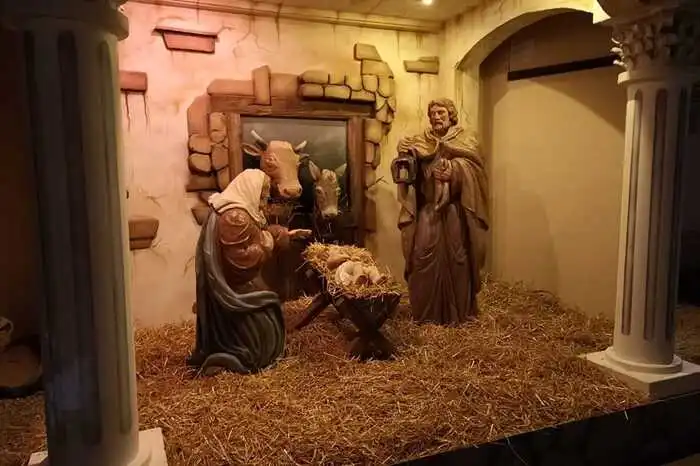 Seit Samstag und noch bis Maria Lichtmess am 2. Februar steht die Krippe am Vorplatz vor der Kirche Heiligenkreuz, wo sie auch geweiht wurde.