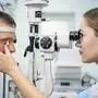 Eine Augenärztin untersucht einen Patienten