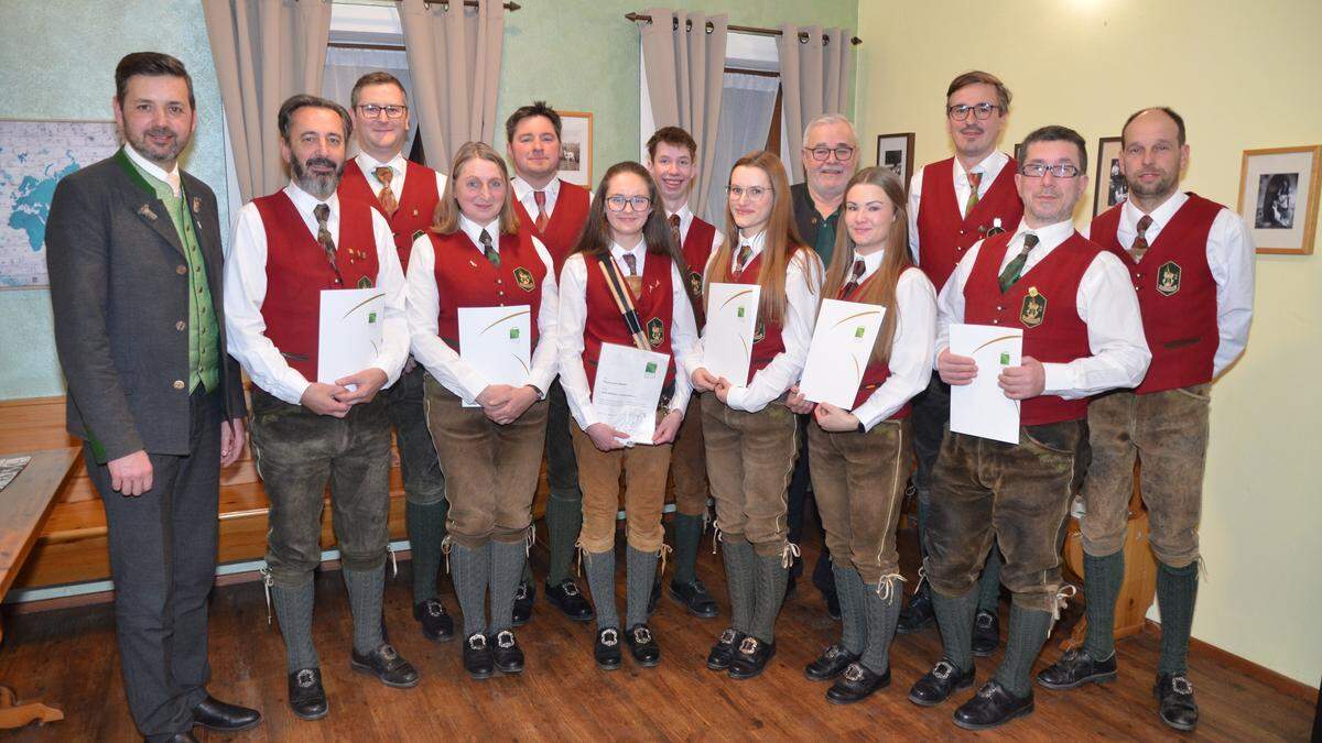 Mitglieder des Musikvereins Althofen mit Bürgermeister Herbert Göglburger