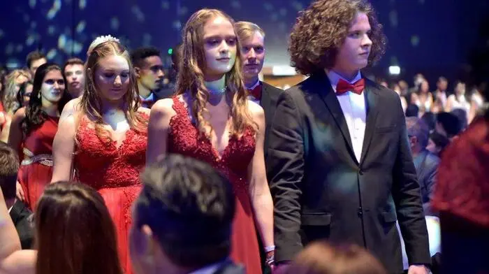 Mit einer sehr gelungenen Polonaise, choreographiert von der Tanzschule Eichler, eröffneten 77 Maturantinnen und Maturanten des BORG Monsberger ihren Maturaball.