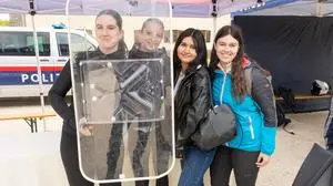 Auch am diesjährigen Girls’ Day konnten junge Frauen in die Schutzausrüstung der Polizei schlüpfen  