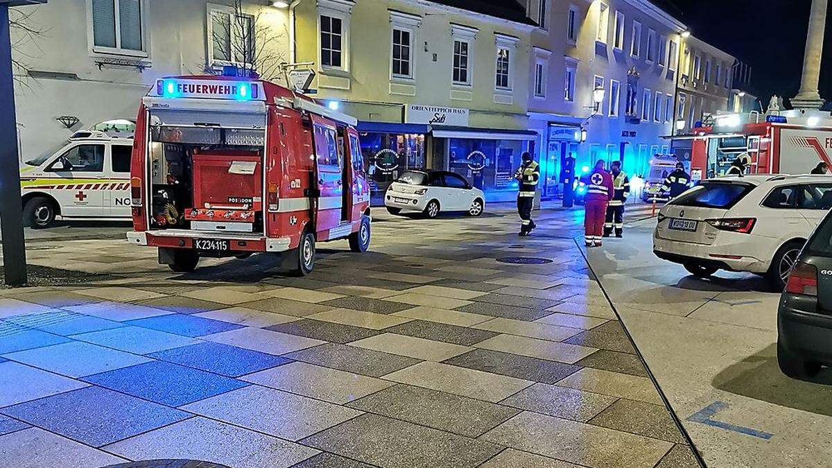 Kameraden der FF Wolfsberg drangen mit schwerem Atemschutz in die Wohnung vor