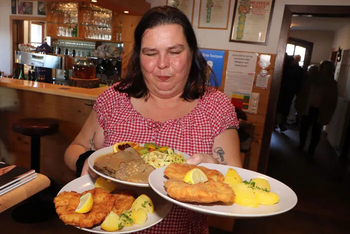 Es gab u.a. Wiener Schnitzel und Schweinsbraten aus dem Holzofen. 