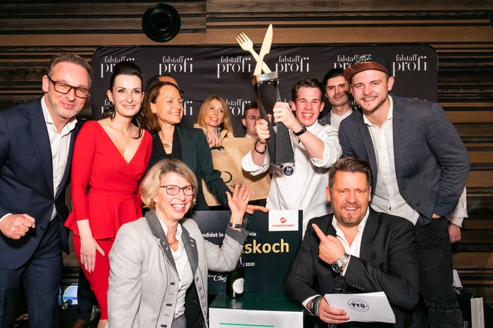 Krabats Siegerfoto - mit Heimo Jessenko und Alexandra Gorsche (Geschäftsführer und Herausgeberin Falstaff Profi), Bettina Fleiss (Transgourmet), Sabine DreherNovicki (Vorwerk), Sandra Gstrein (Ofyr), Harald Irka (Küchenchef "Saziani Stub’n" in Straden), Matthias Lienbacher (Dreikant) und Mike Süsser (TV-Star bekannt aus Koch-Shows wie "Mein Lokal, dein Lokal – der Profi kommt" oder "Süsser am Morgen")