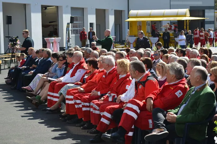 Es kamen zahlreiche Ehrengäste – darunter LH Hermann Schützenhöfer, Erste Landtagspräsidentin Gabriele Kolar und Zweite Landtagspräsidentin Manuela Khom sowie NAbg. Karl Schmidhofer, Bürgermeister Thomas Kalcher und nahezu das gesamte Präsidium des Roten Kreuzes Steiermark