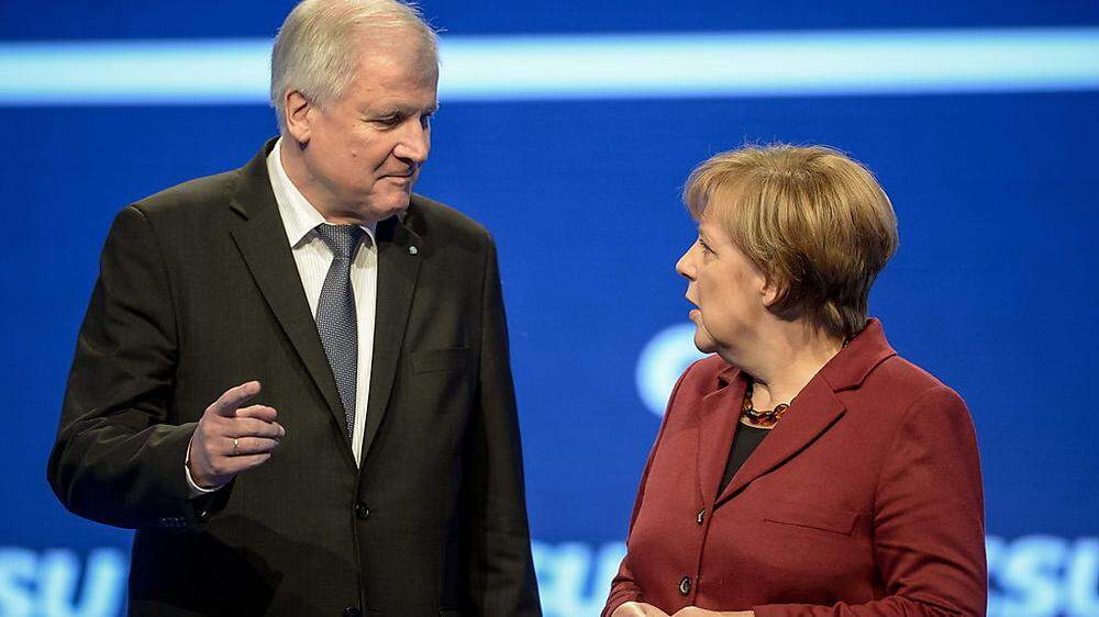 Seehofer und Merkel am Parteitag der CSU