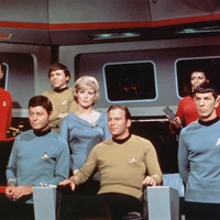 Familienaufstellung: Captain Kirk (Mitte) mit seiner Crew der Ur-Enterprise
