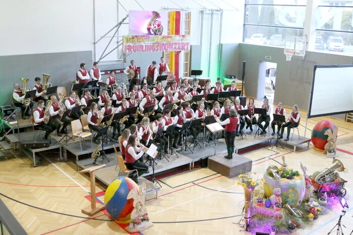 Von den musikalischen Glanzleistungen der 64 Musiker begeistert zeigten sich unter anderen Bürgermeister Josef Kronlechner, Mittelschuldirektor Harald Klogger, Ehrenkapellmeister Gebhard Schober sowie Bezirksstabführer Alexander Sucher. 