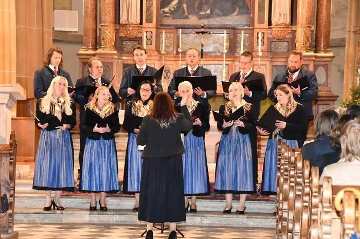 Die Chorbeiträge reichten von Volksliedern über populäre Schlager bis hin zu Kunst- und sakralen Liedern. 