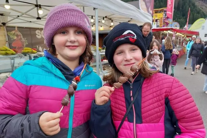 Viel Spaß hatten Kinder aller Altersgruppen im Vergnügungspark Ebenso beliebt: die Standl mit süßen Naschereien, auch Eltern, Omas und Opas freuen sich darüber. 