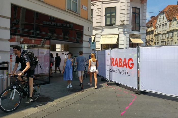 ...so dass man am Hauptplatz, Ecke Murgasse mit dem Rad plötzlich ansteht. Also Umdrehen oder Absteigen und Schieben heißt die Devise.