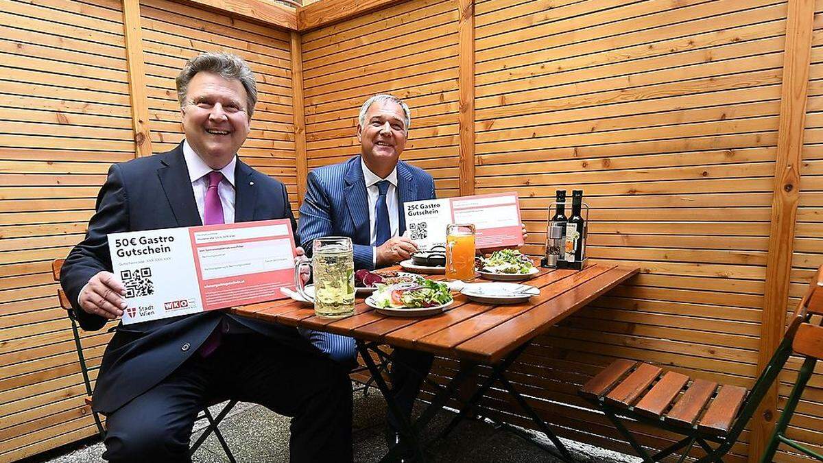 Michael Ludwig und Wirtschaftskammerpräsident Walter Ruck  mit den Gastrogutscheinen