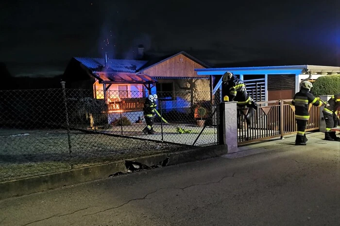 Durch das rasche Eingreifen der Feuerwehren konnte ein Übergreifen der Flammen auf das Wohnhaus verhindert werden.