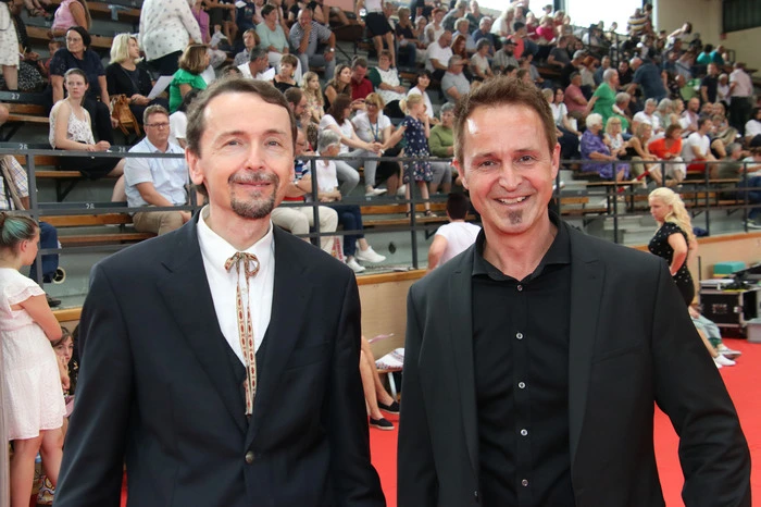 Zum Abschluss intonierten rund 150 begeisterte Schülerinnen und Schüler das vom Musikpädagogen Harald Fripertinger komponierte Stück „Wir wollen Frieden auf Erden“.  