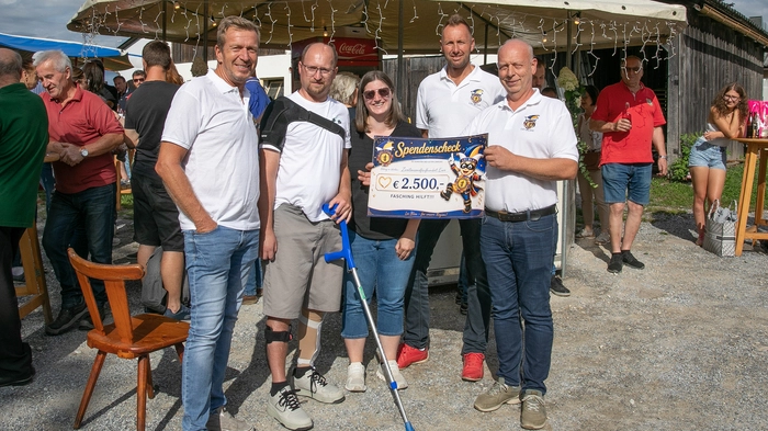 Fünf Menschen stehen nebeneinander 