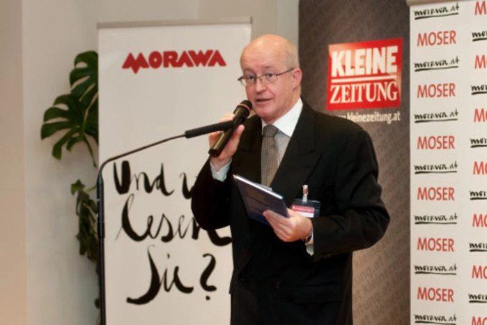 Zum Auftakt begrüßte Hausherr Franz Kriutz von der Buchhandlung Moser die Gäste.