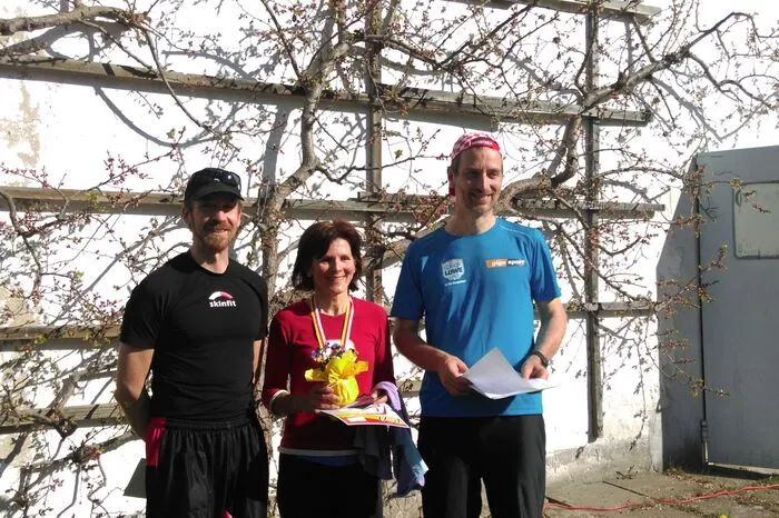 KOLV-Cup, 1. Bewerb, v.l.: Bernhard Venhauer (Wettkampfleiter), Regina Habenicht (Tagesschnellste Damen Allgemein), Gregor Chudoba (Bahnleger)
