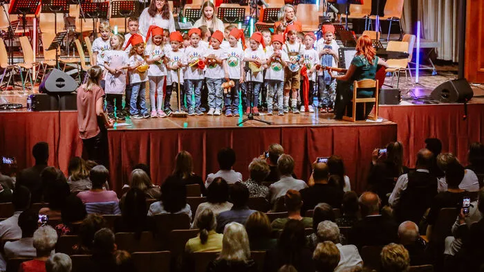 In der Trofaiacher Mehrzweckhalle wurde zum Muttertag ein buntes Programm geboten.