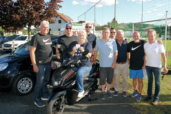 Den zweiten Preis, einen Motorroller gesponsert von Motorrad Klug, gewann Ilse Trois.